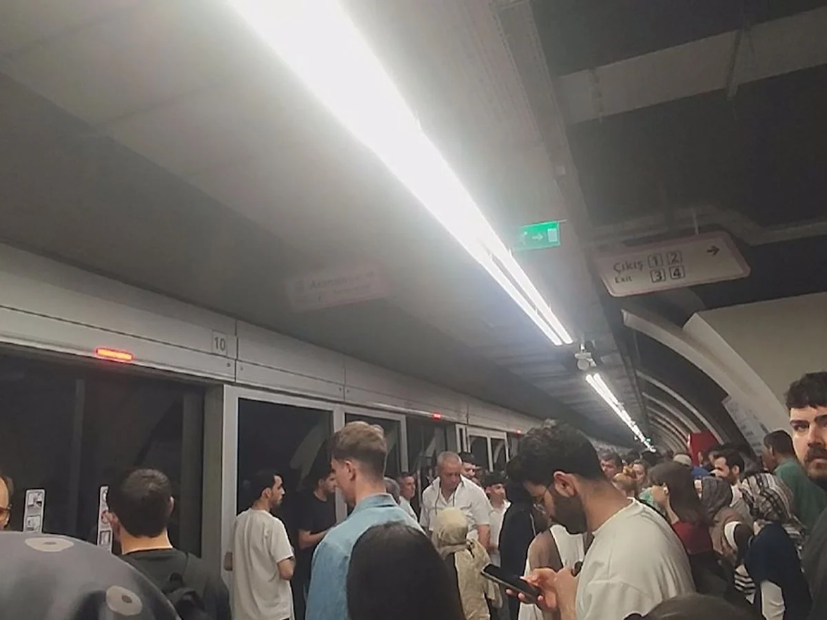 İstanbul'da metro arızası: İstasyon ve otobüs duraklarında yoğunluk oluştu
