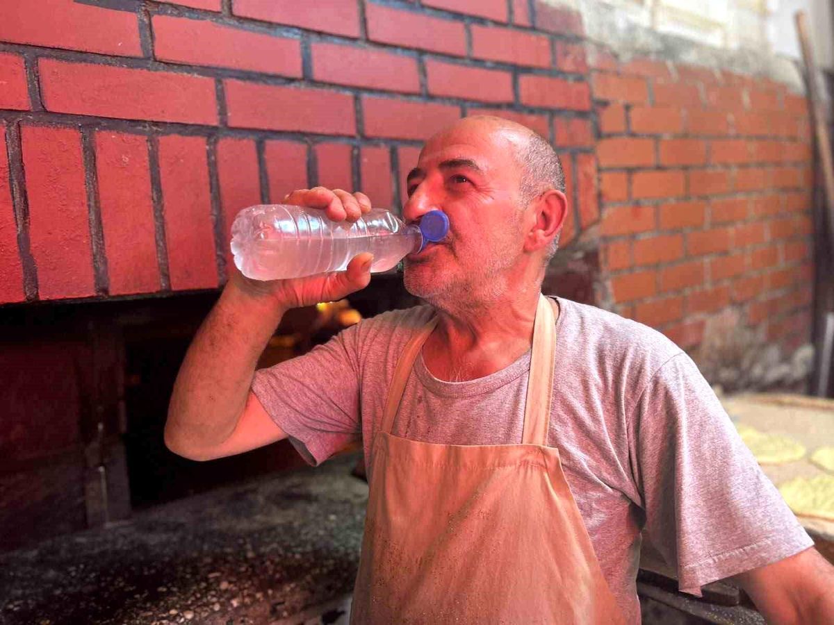 Van'da fırıncılar 300 derece sıcaklıkla mücadele ediyor