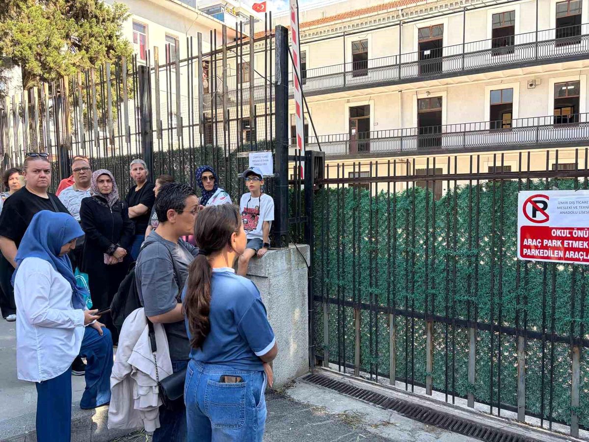 İzmir'de YKS heyecanı: Dış kapı demirlerinden atlayıp sınava girmeye çalıştılar
