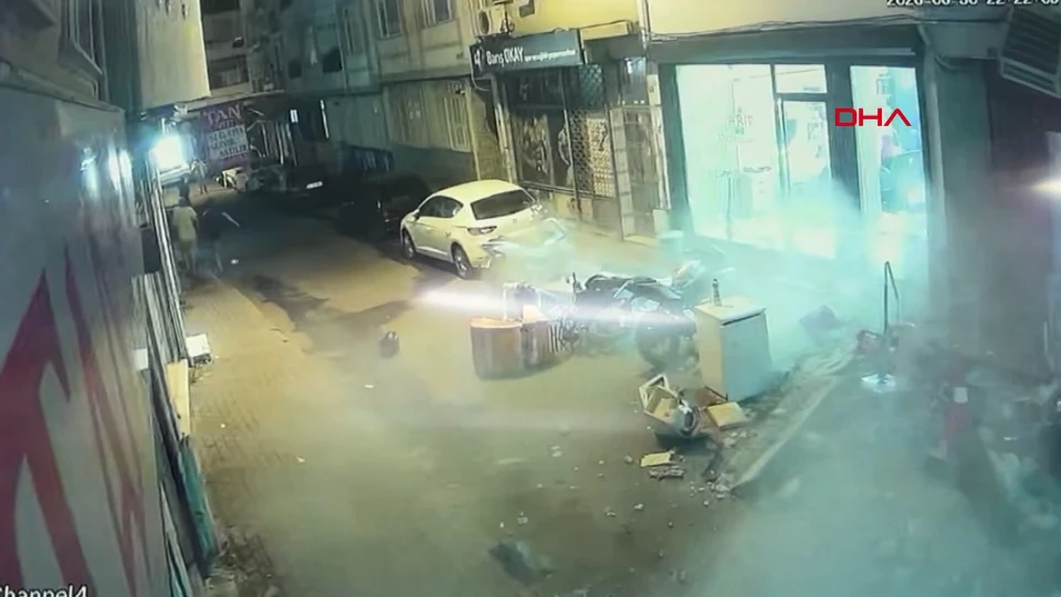 İstanbul Fatih’te Bina Çatısından Parçalar Düştü