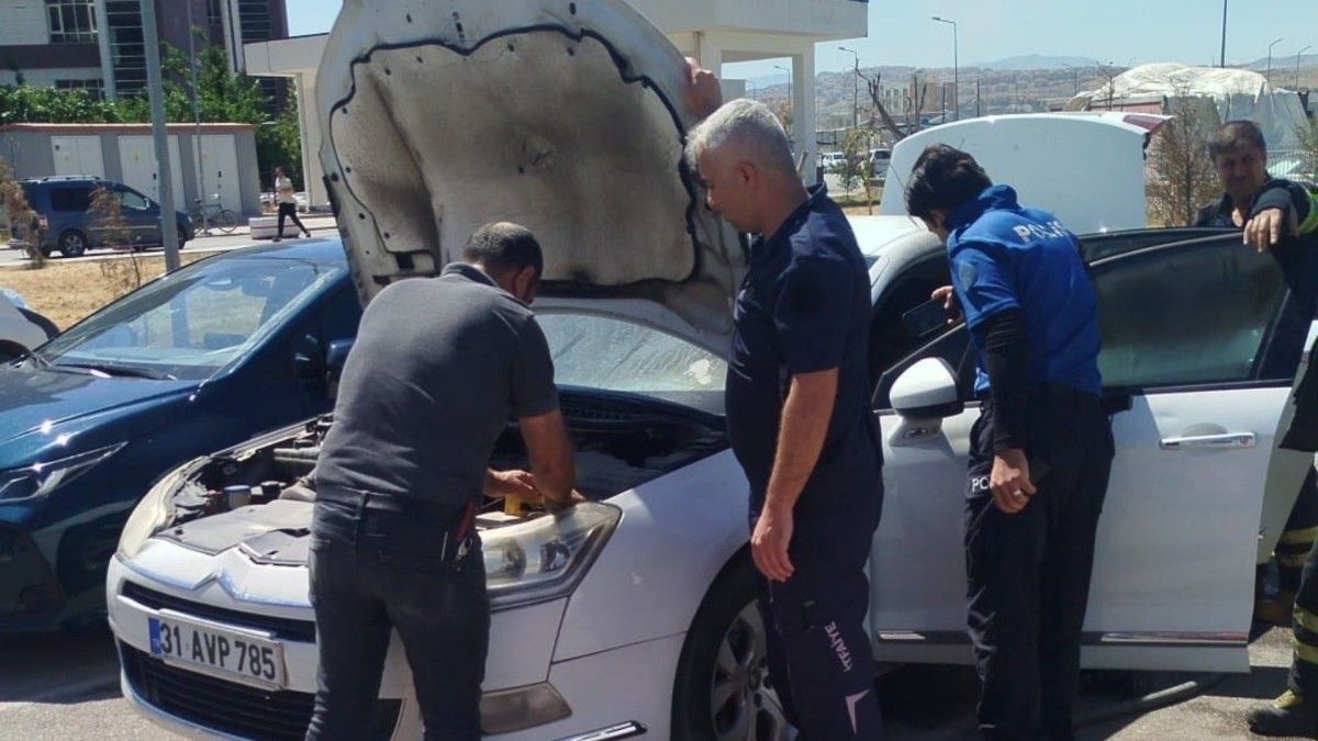 Hastane otoparkındaki otomobilde çıkan yangın söndürüldü