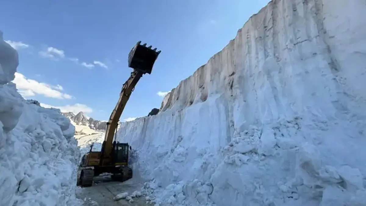 Temmuzun ortasında 6 metrelik kar duvarı! İş makineleri gözden kayboldu