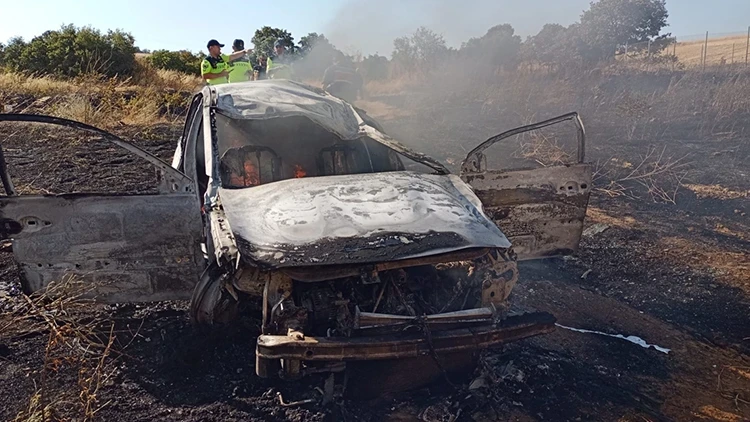Balıkesir’de trafik kazası! Yanan otomobilde alevler otluk alana sıçradı; 4 yaralı