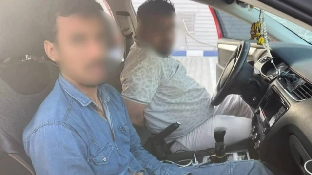 Ticari taksiyle göçmen kaçıran insan tacirleri polisten kaçamadılar