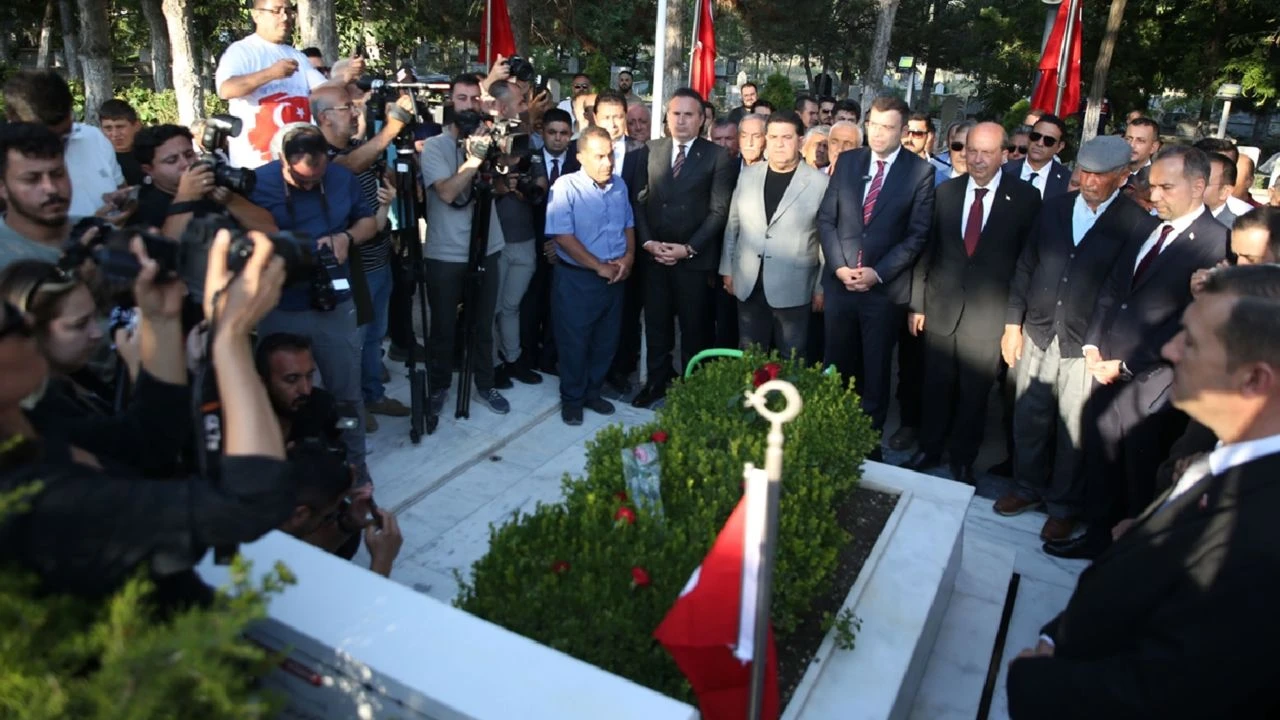 Şehit Ömer Halisdemir'in kabrinde tören düzenlendi
