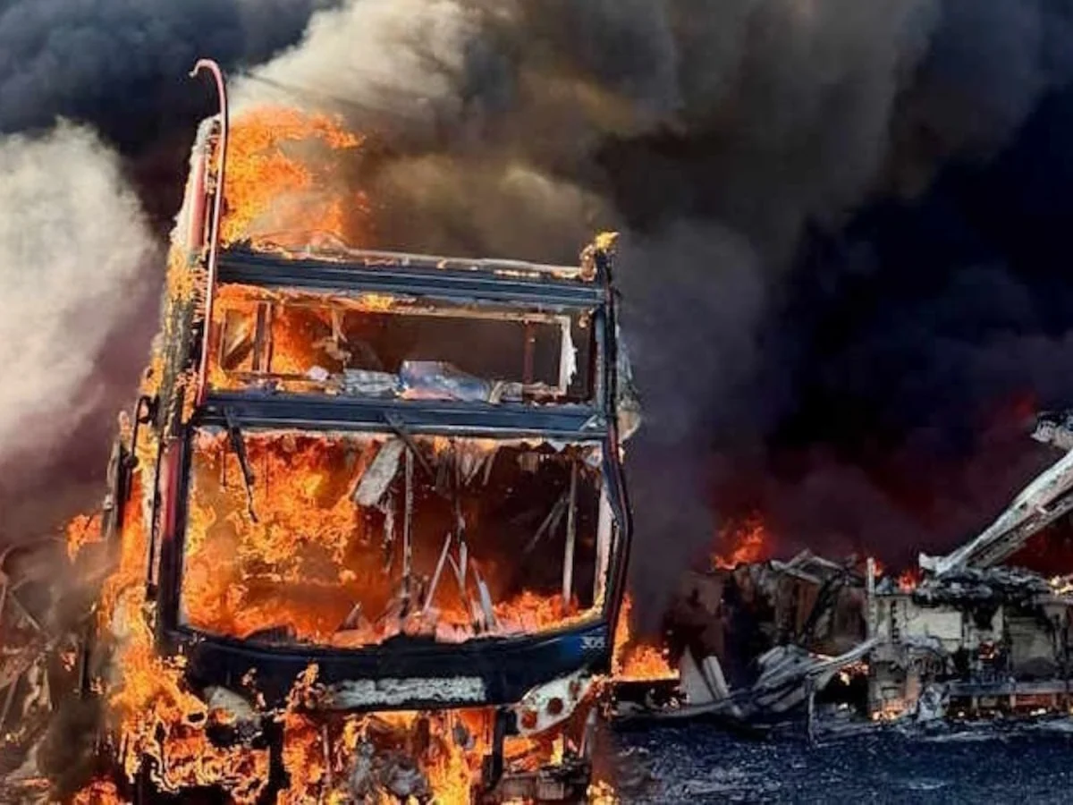 İngiltere'de onlarca çift katlı otobüs kundaklandı