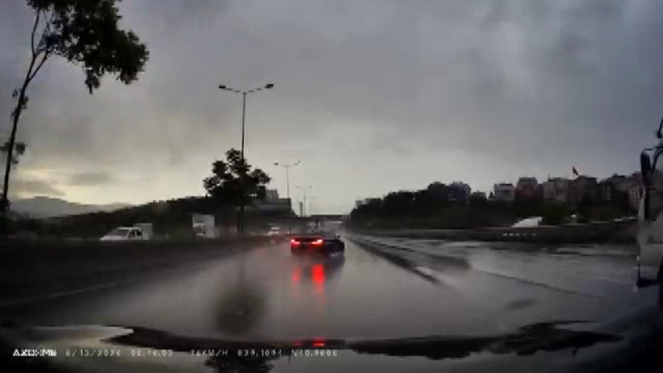 Maltepe D-100'de yağışın etkisiyle kayan otomobil bariyere çarptı; kaza kamerada