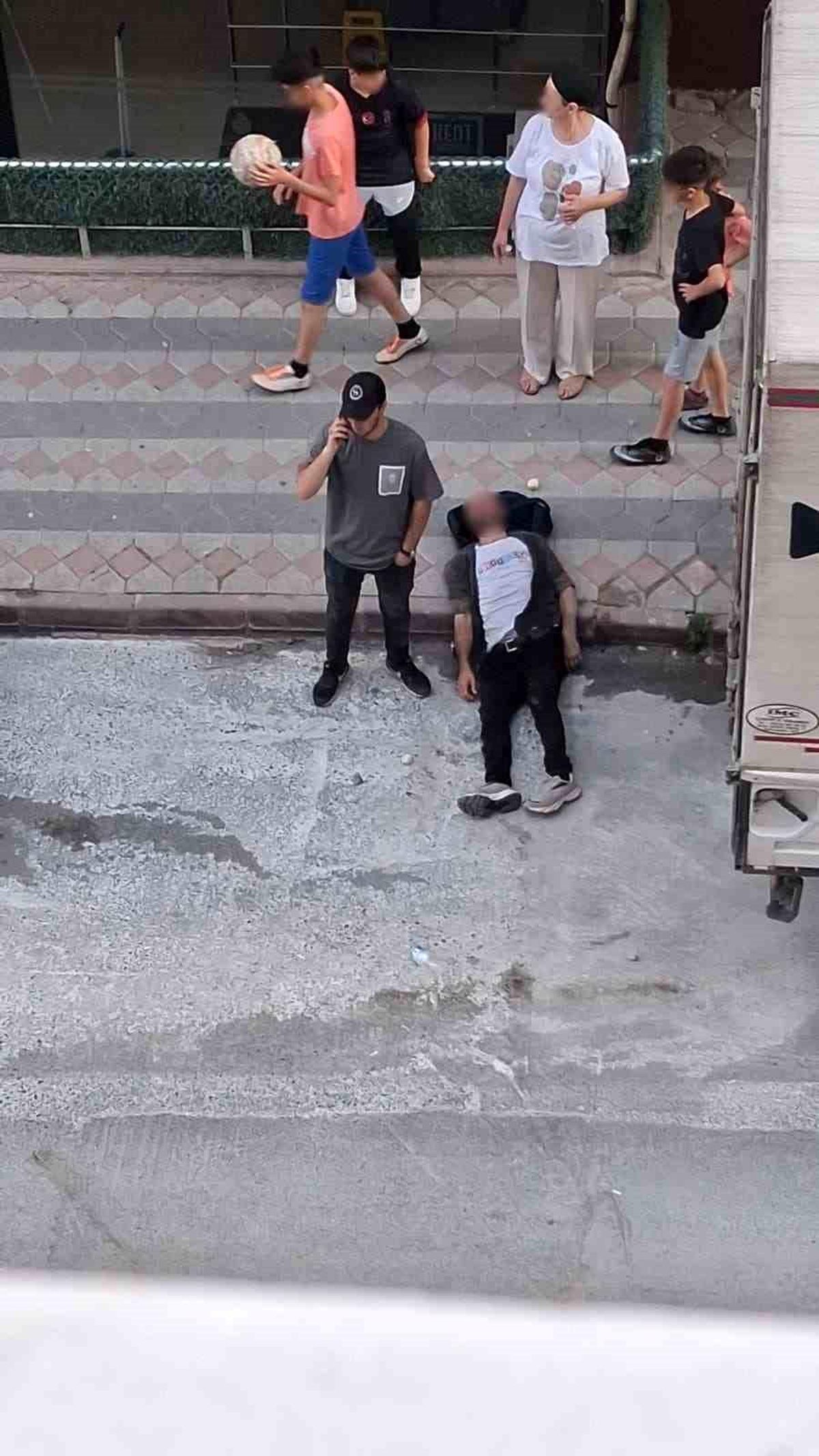 Arnavutköy'de akıl almaz anlar: Kafasını defalarca kamyonet kasasına vurup kendisini bayılttı