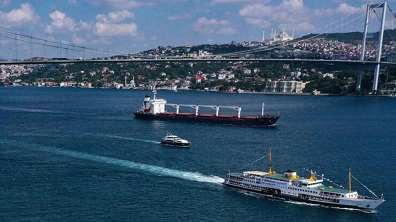 İstanbul Boğazı'nda gemi trafiği askıya alındı