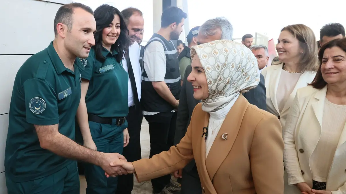 Kapıkule'de duygusal karşılama! Bakan Göktaş sınırda gurbetçilerle buluştu