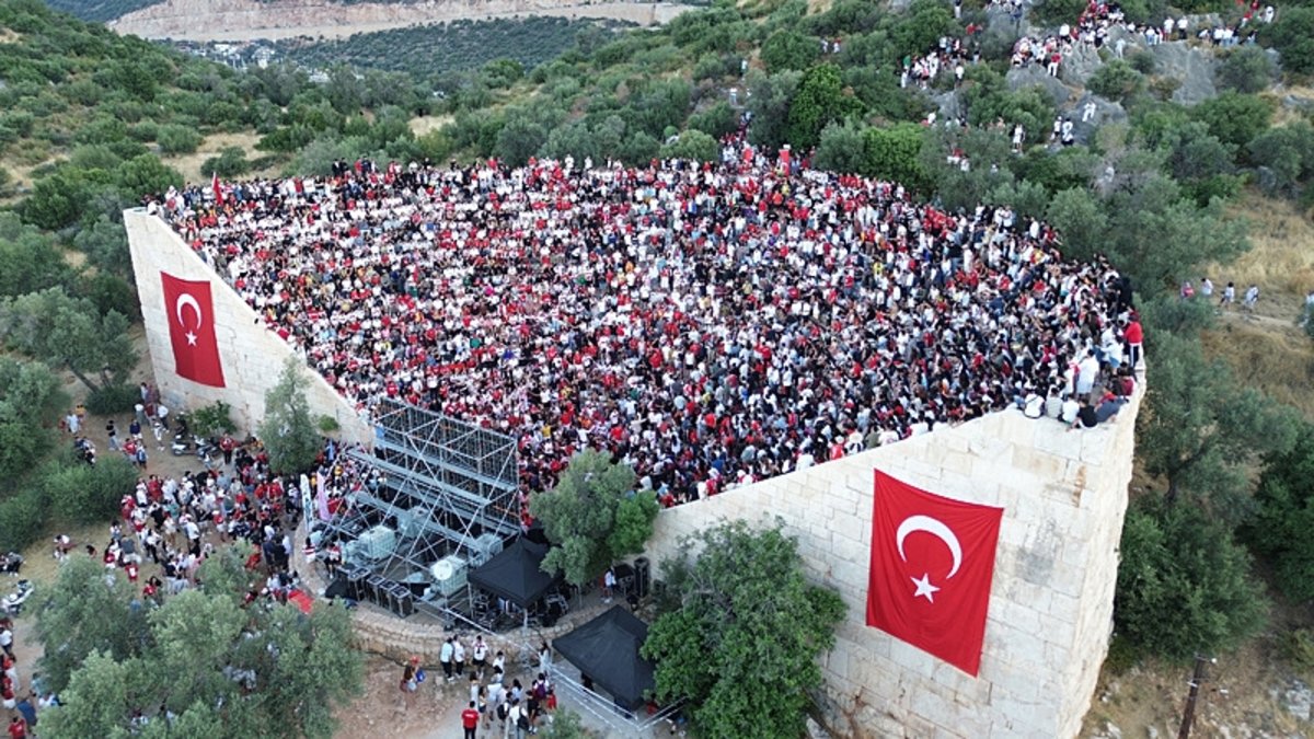 Dünya Kupası’nda 24 yıl sonraki ilk maç 2 bin yıllık antik tiyatroda izlendi