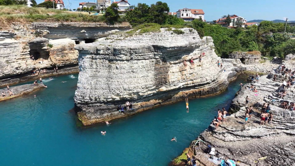 Adrenalin tutkunlarının Kartal Kayalar’da tehlikeli atlayışı