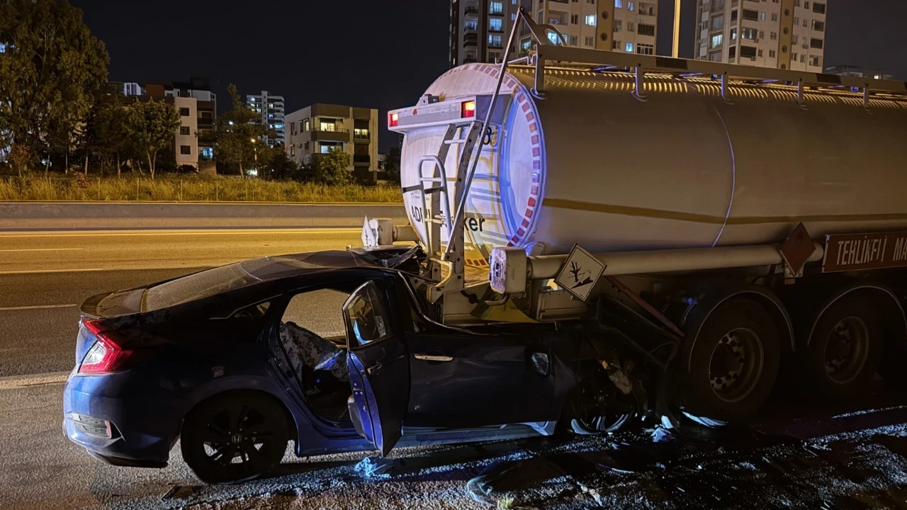 Tankere çarpan otomobilin sürücüsü hayatını kaybetti, 2 çocuk yaralandı