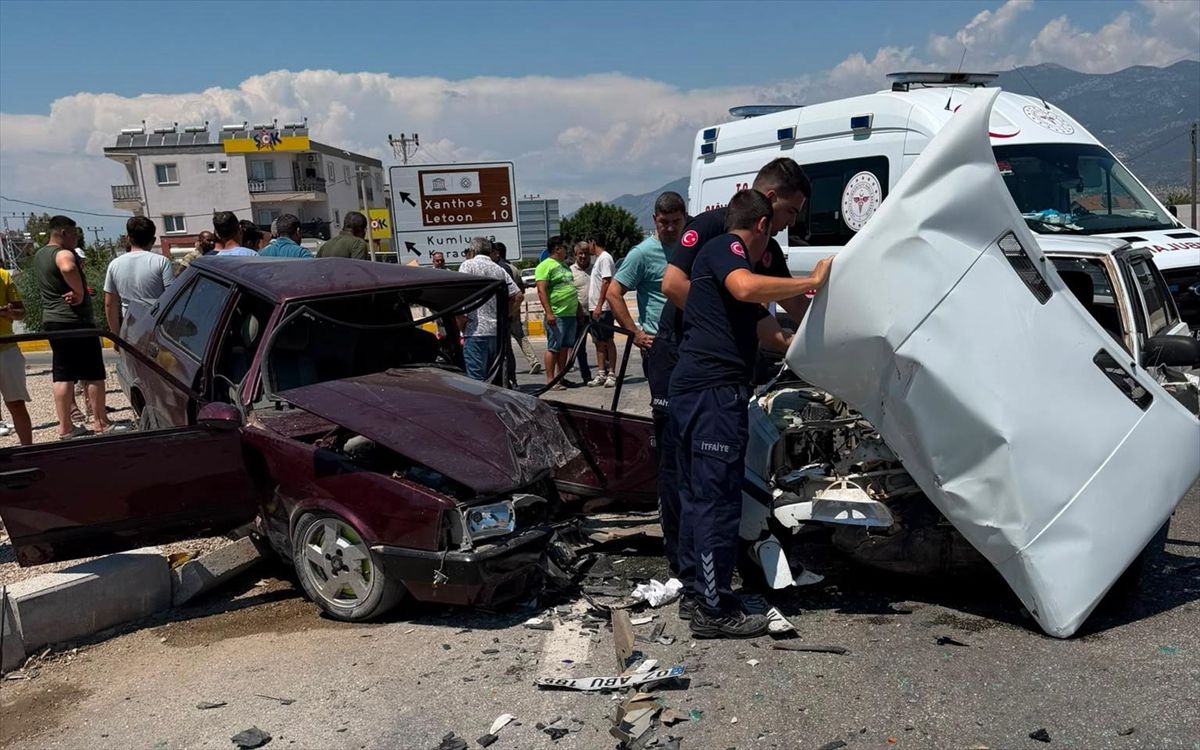 Kaş'ta iki otomobilin çarpıştığı kazada 3 kişi yaralandı