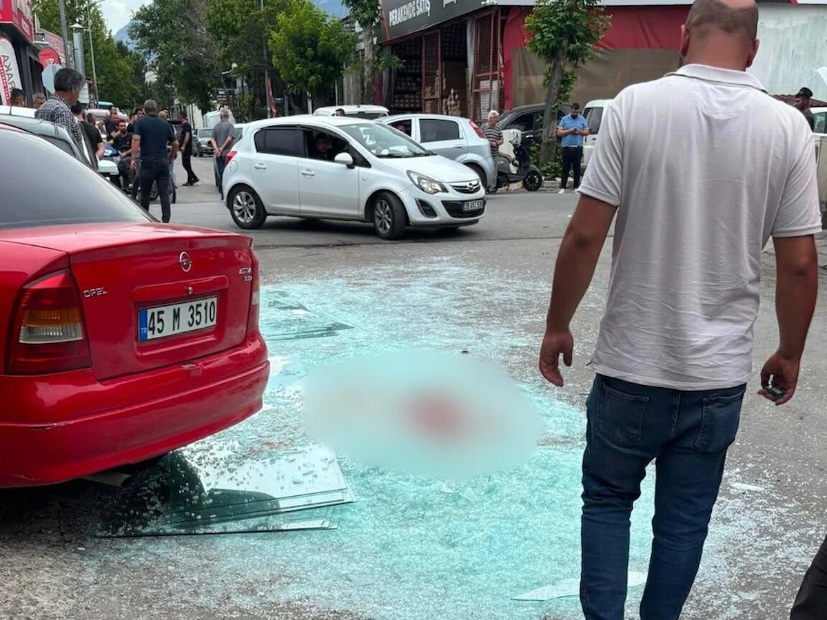 Manisa'da üzerine cam düşen işçi can verdi