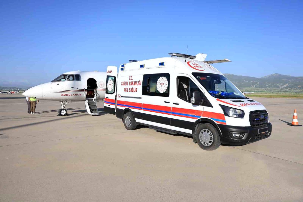 Hacda rahatsızlanan vatandaş ambulans uçakla Türkiye'ye getirildi