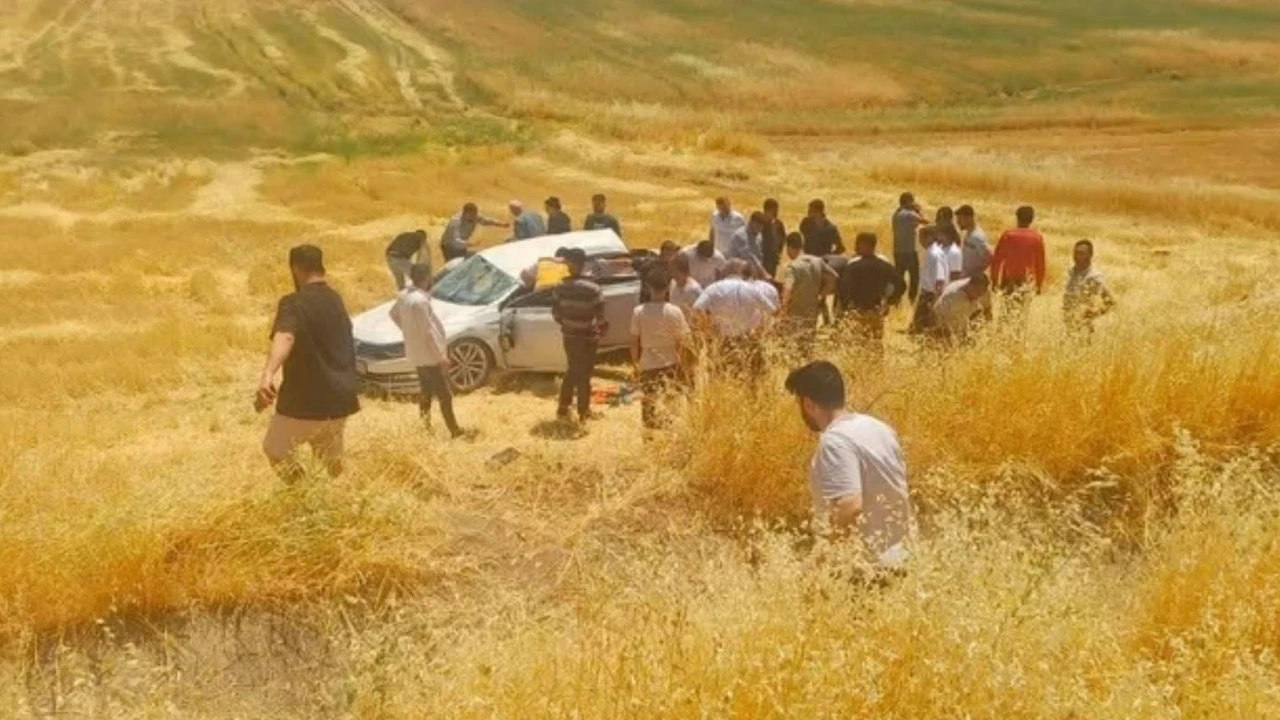 Diyarbakır’da otomobil tarlaya yuvarlandı: 5 yaralı