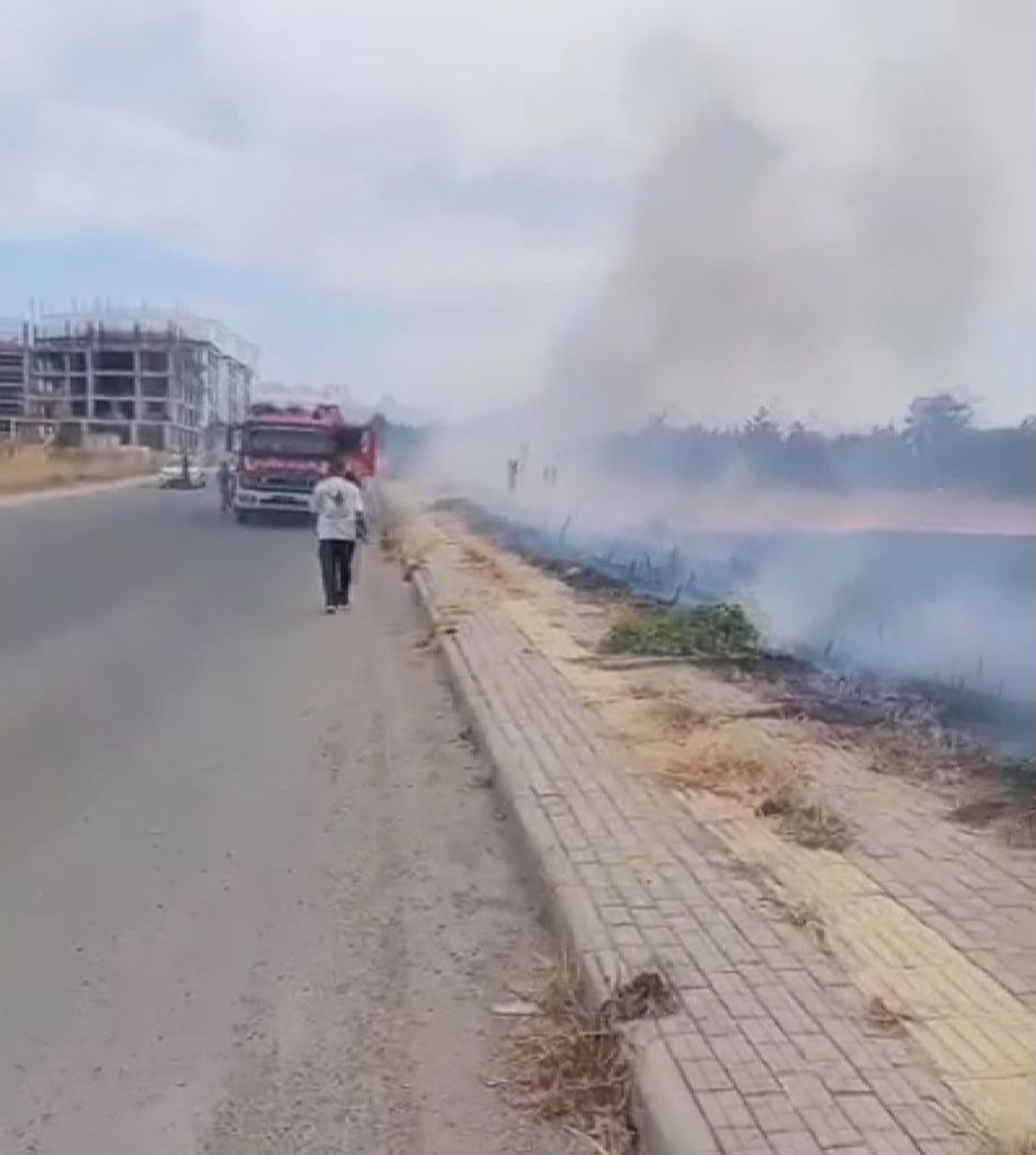 Silivri'de otluk alanda çıkan yangın evlere sıçramadan söndürüldü