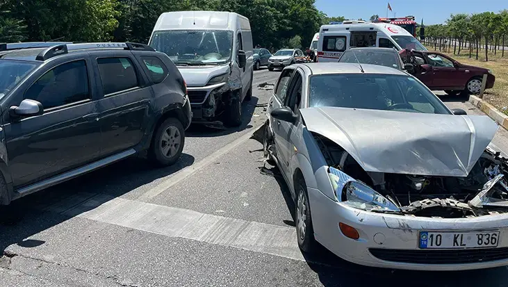 Balıkesir-Bursa yolunda korku dolu anlar! 6 araç birbirine girdi