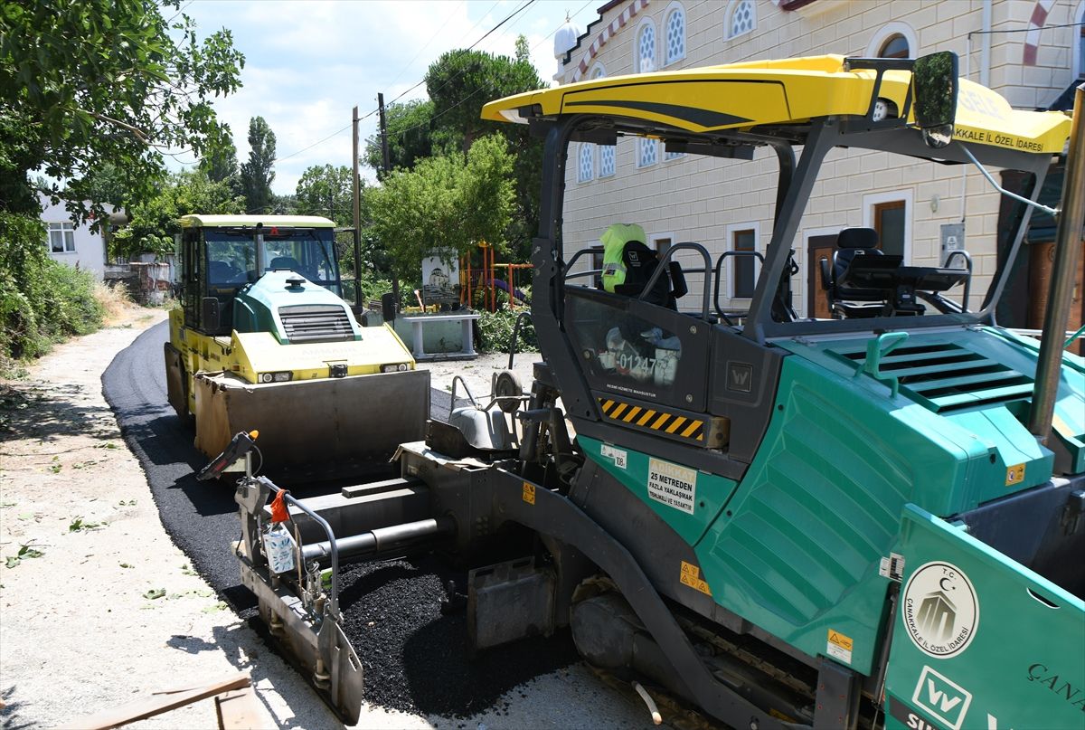 Lapseki'de köy yollarında asfaltlama çalışmaları sürüyor