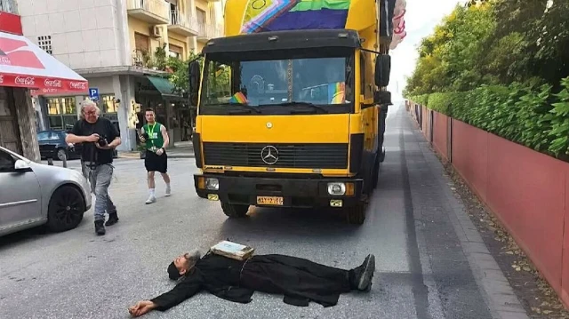 Boynuna İncil takan rahip yola yatarak LGBT'lilerin yürüyüşünü engelledi
