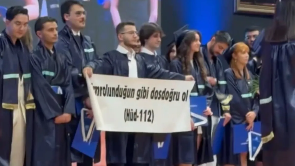 Yeditepe Üniversitesi'nde pankart skandalı! Ayetin önüne kapattılar