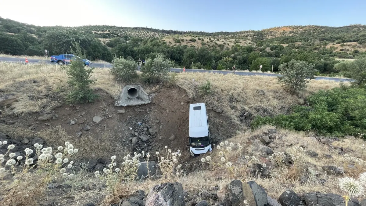 Tarım işçilerini taşıyan minibüs devrildi! Şarampole uçan araçta 4 yaralı