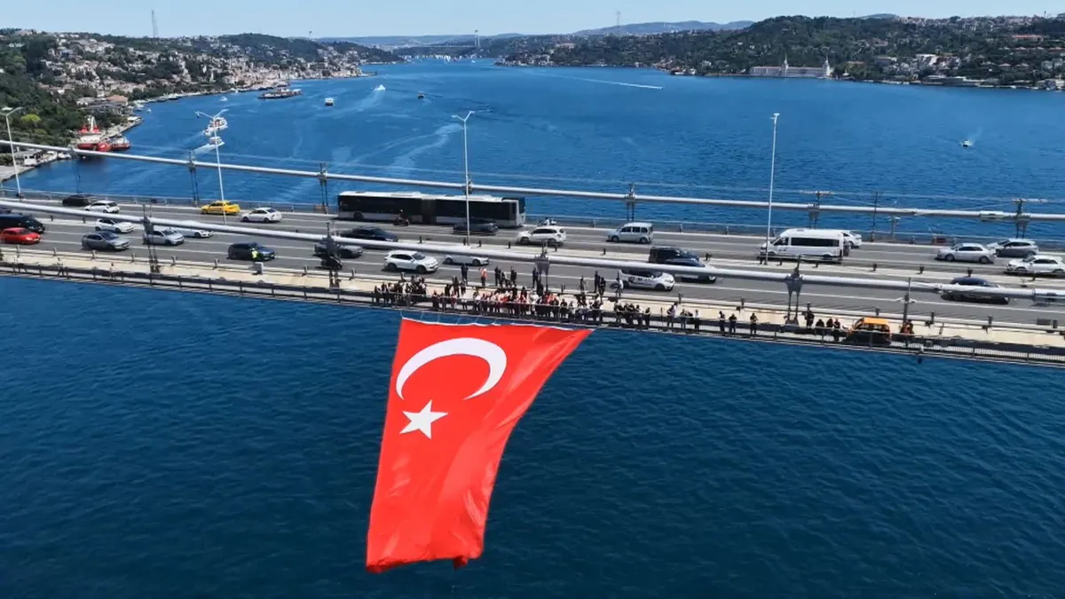 Hain darbe girişiminin 10. yılı… İstanbul Boğazı'ndaki köprülere dev Türk bayrağı asıldı!