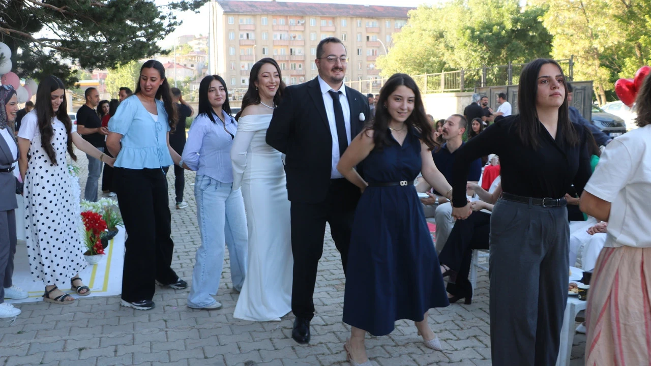 Ders zili bu kez mutluluğa çaldı: Okul bahçesinde sıra dışı nikah