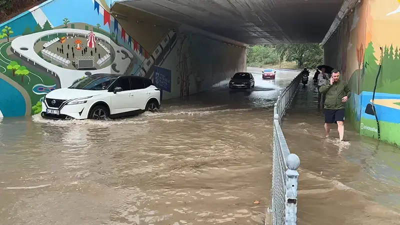Kocaeli'de sağanak; alt geçit suyla doldu
