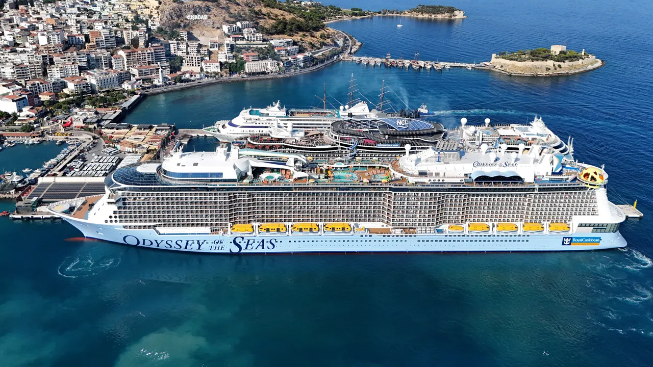Kuşadası'na 4 kruvaziyer birden yanaştı, binlerce turist ilçeye akın etti