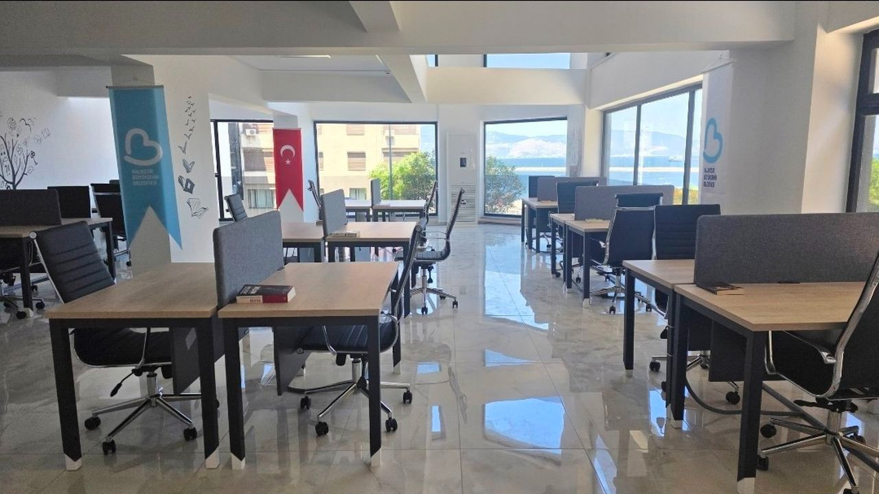 Bandırma’da gençlik merkezi hizmete açıldı