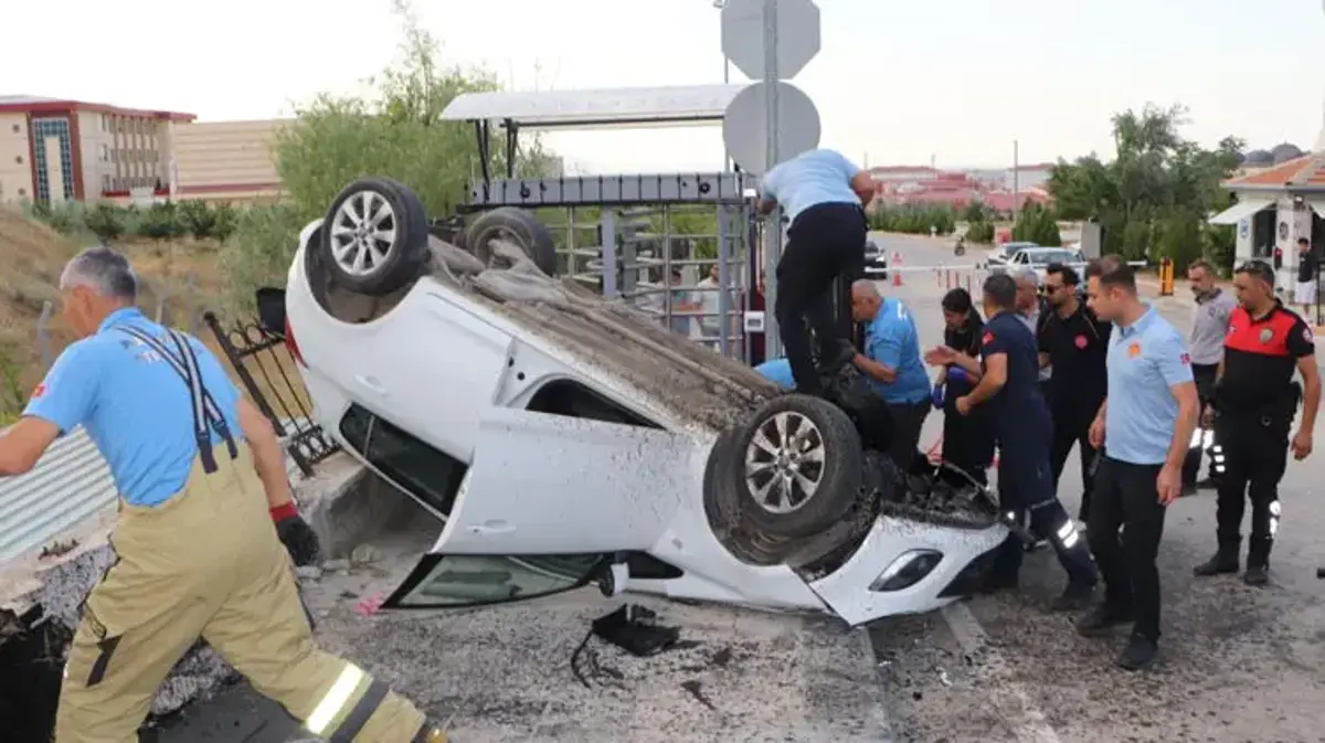 Kontrolden çıkıp takla atan otomobildeki 4 üniversite öğrencisi yaralandı