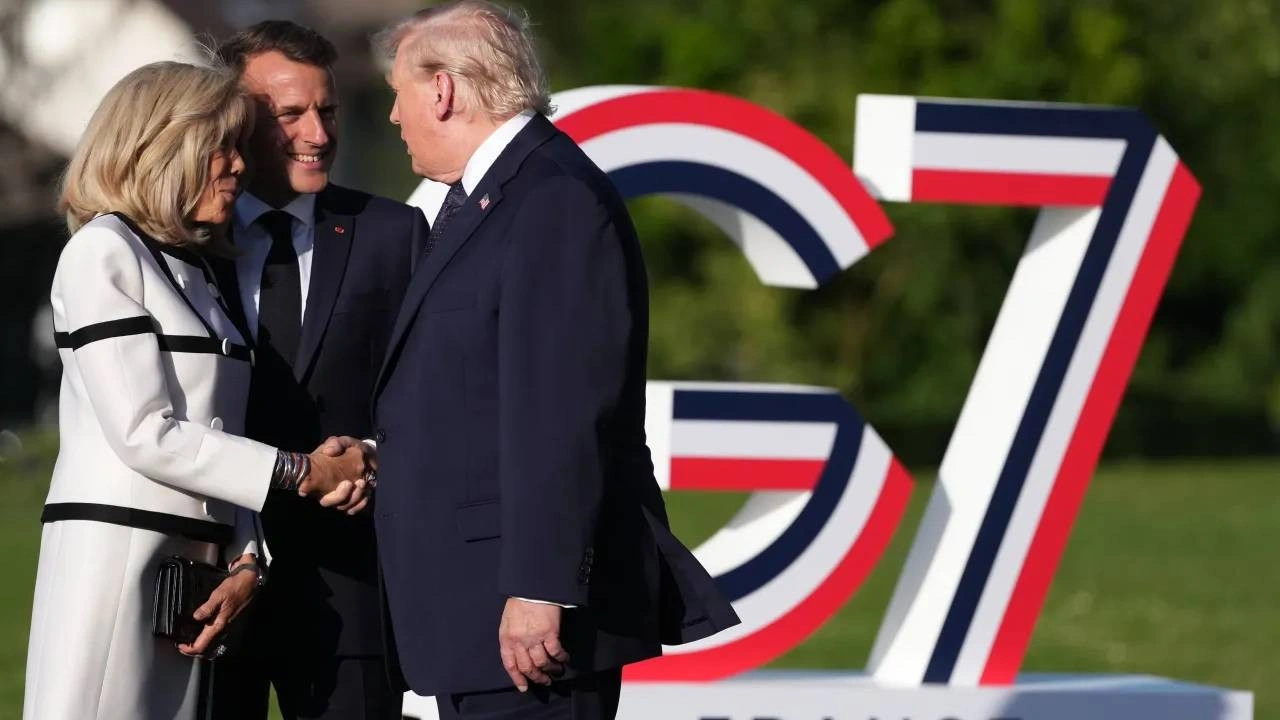 Kameralar o ana kilitlendi! Trump'ın Brigitte Macron'la tokalaşması sosyal medyada gündem oldu