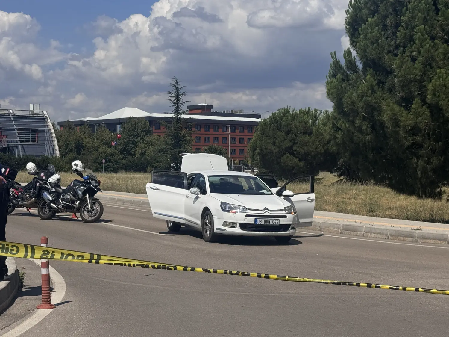 Adliye otoparkında silah sesleri! Dava öncesi birbirlerine girdiler