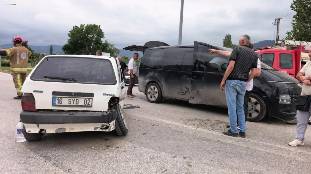 Bursa'da iki araç çarpıştı: 9 yaralı