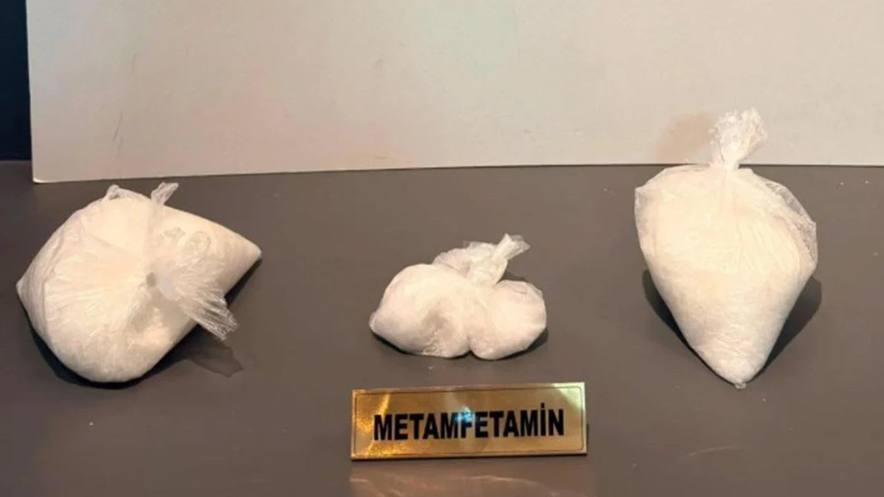 7 aylık bebekle yakalandılar: Çantadan 1,2 kilo metamfetamin çıktı