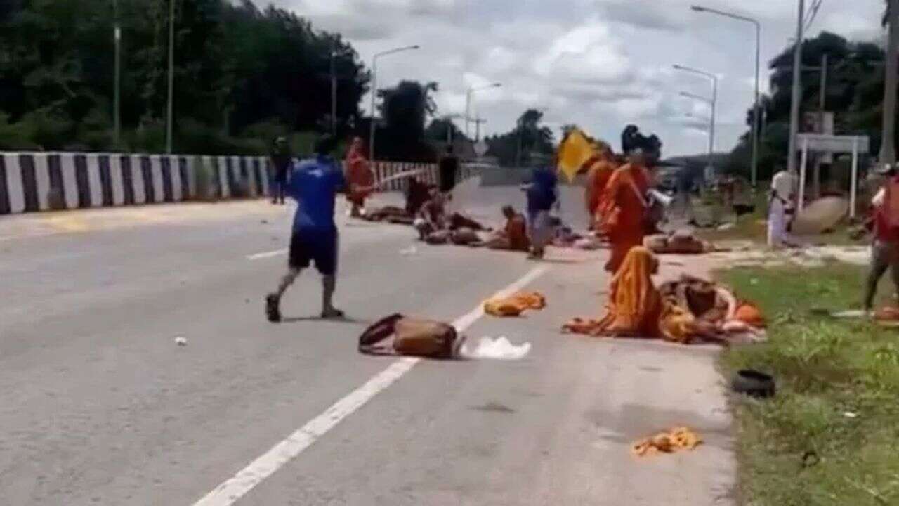 Tayland'da 11 yaşındaki çocuğun kullandığı kamyonet keşiş grubuna daldı: 8 ölü