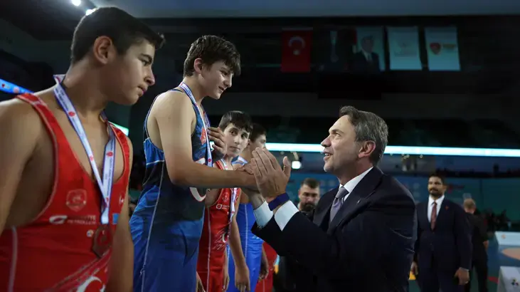 Enerji ve Tabii Kaynaklar Bakanı Bayraktar minik güreşçilerin müsabakalarını izledi