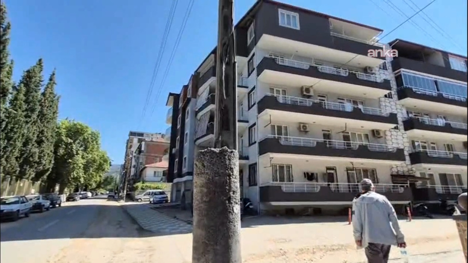 Soma'da çatlak ve dökülmeler olan beton direkler vatandaşları korkutuyor
