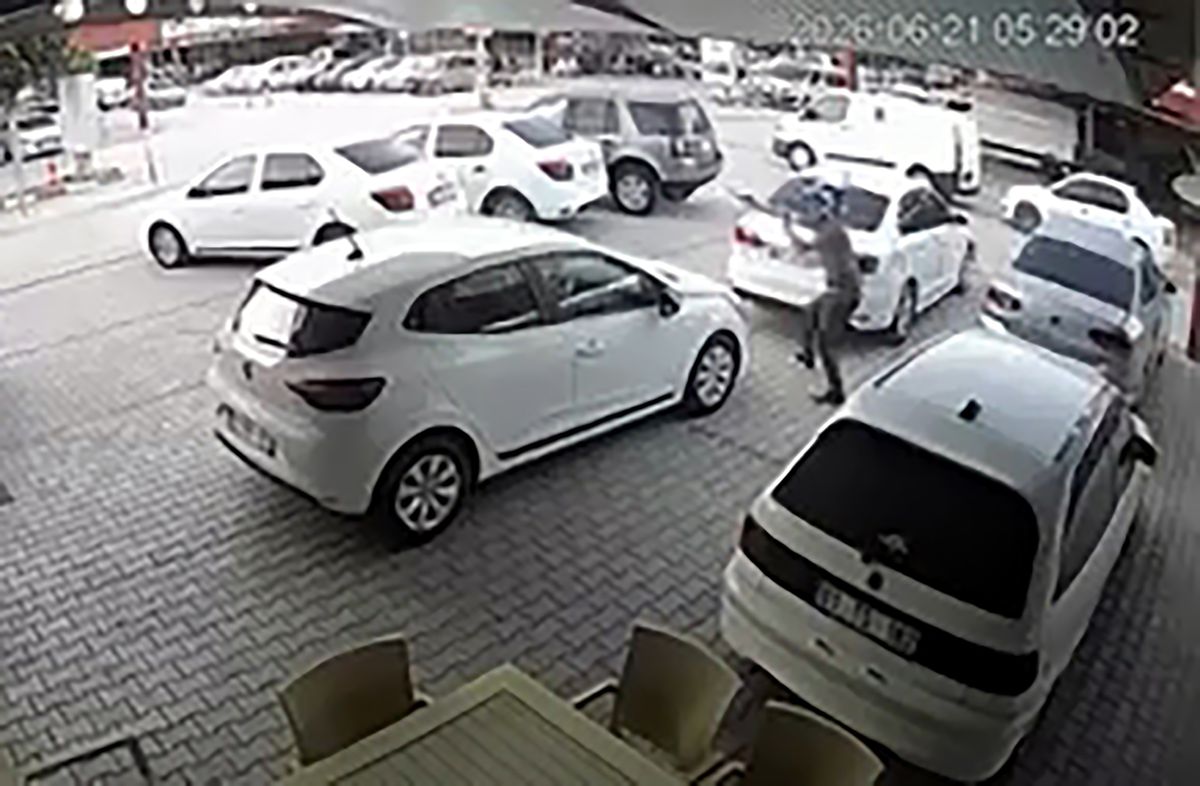Oto galeriye silahlı saldırı kamerada; çok sayıda araca kurşun isabet etti