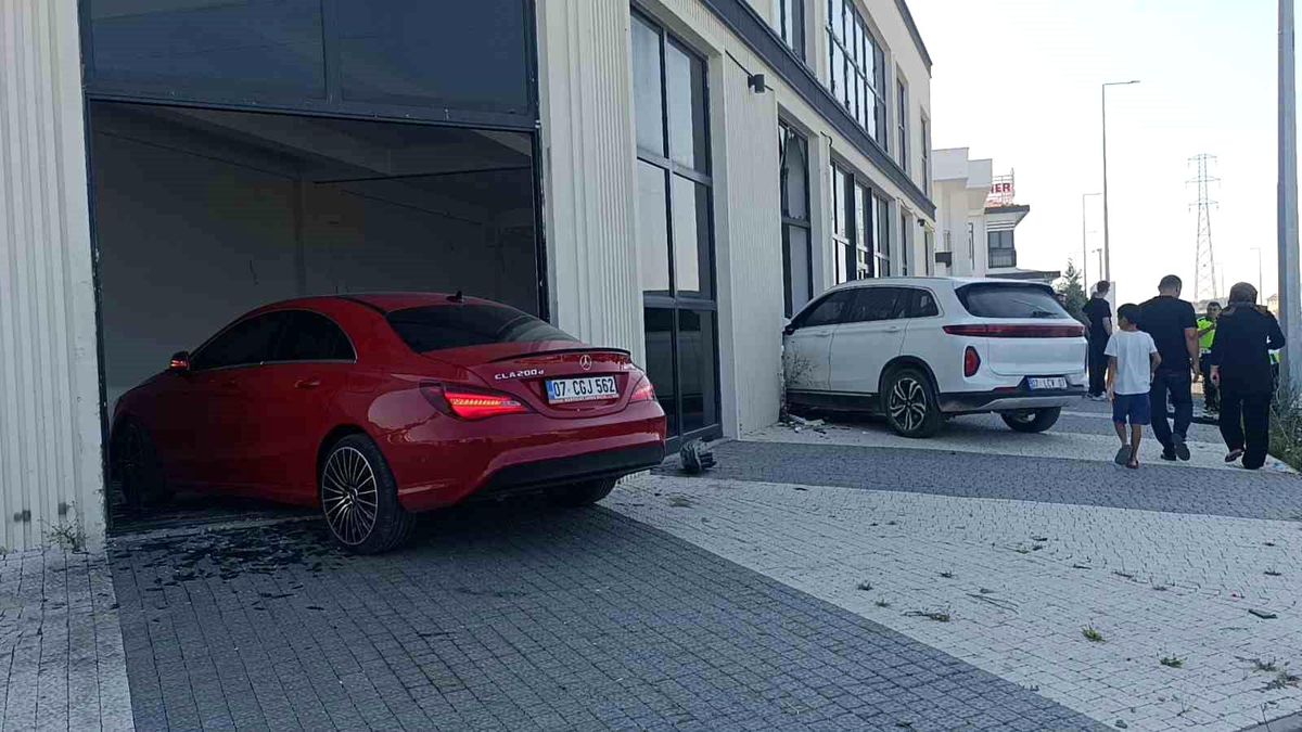 Çarpışan otomobiller hızını alamayıp iki ayrı kapıdan iş yerine girdi o anlar güvenlik kamerasına yansıdı