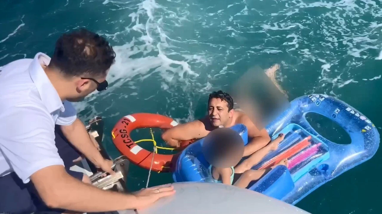 Dalgalarla boğuşan çocuk son anda kurtarıldı: Rüzgar yatağıyla birlikte alıp götürdü
