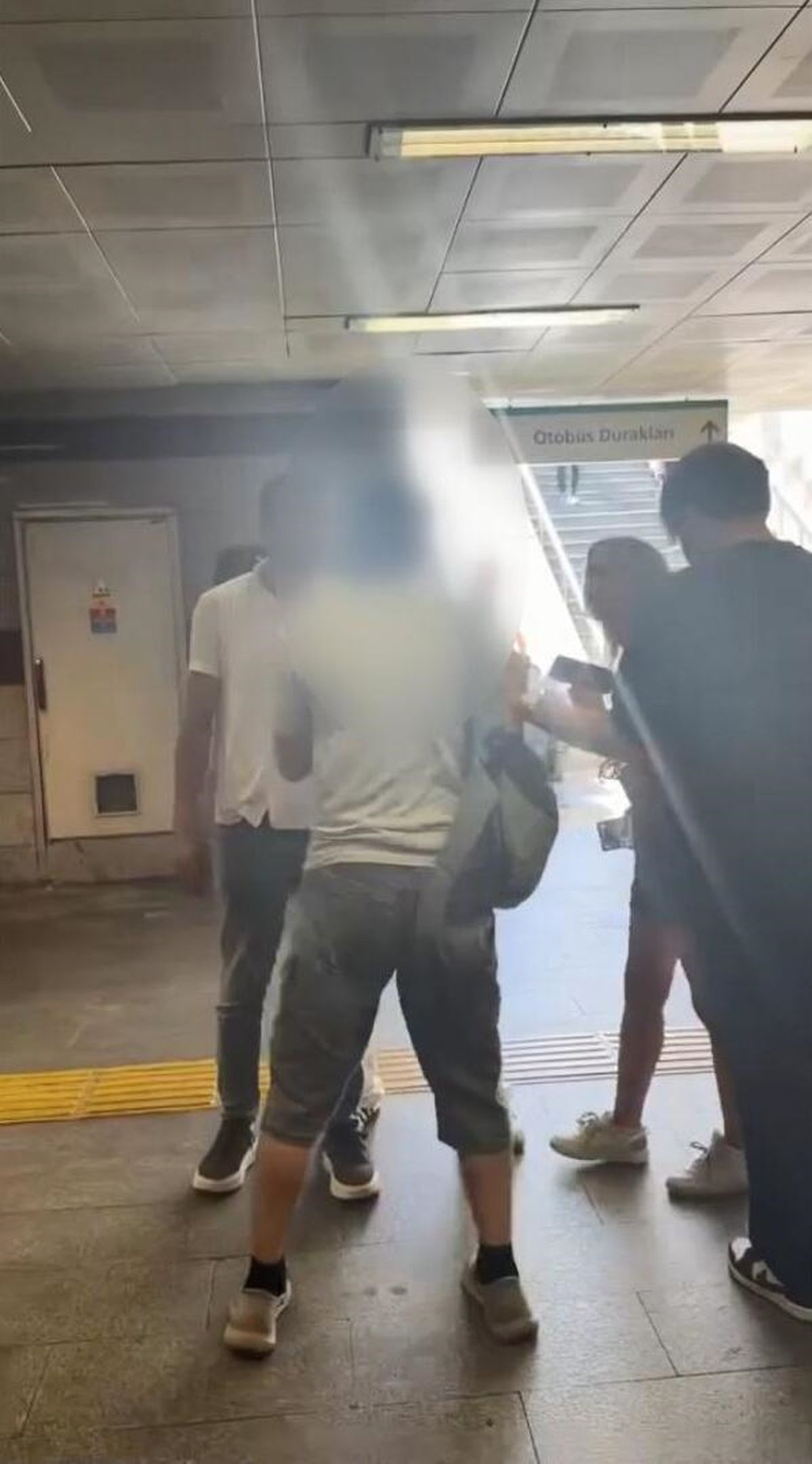 Şişli'de metrobüs istasyonunda gizlice kadın fotoğrafı çeken şüpheliye vatandaş müdahale etti