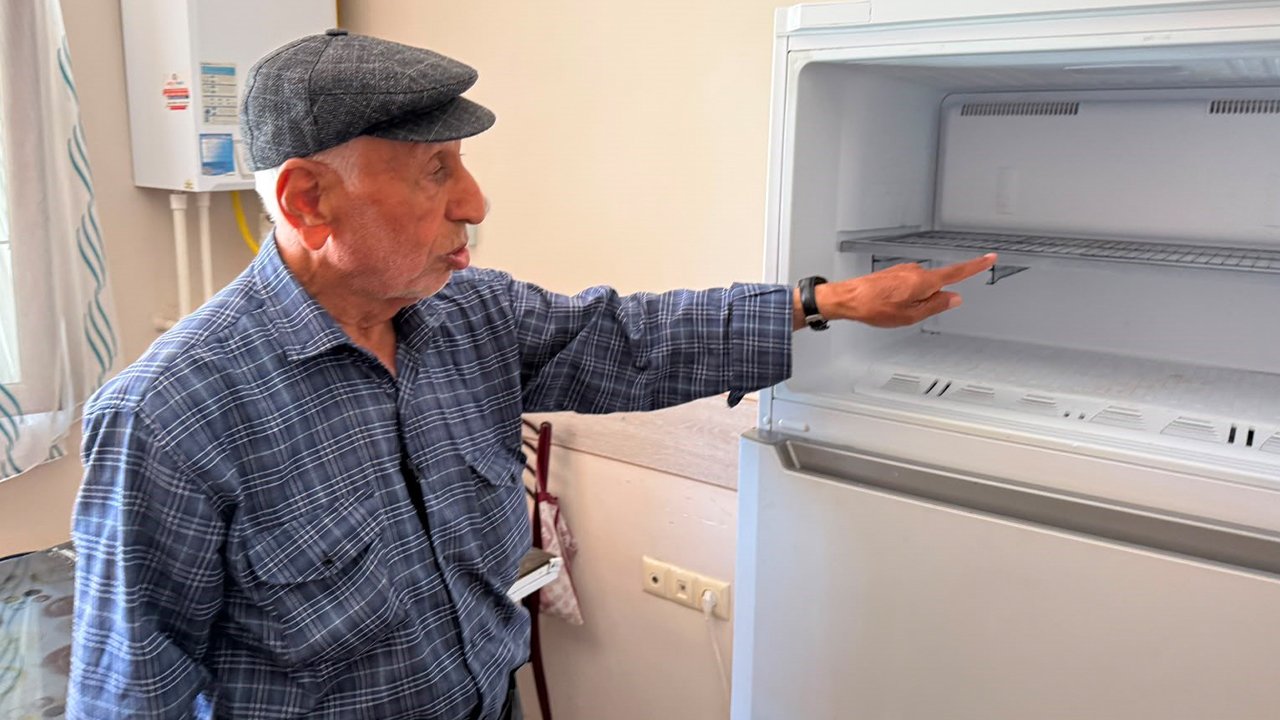 Polis gibi davranıp 14 saat telefonda tutmuşlar! Yaşlı adamın buzluktaki 2 milyonluk altını çalındı