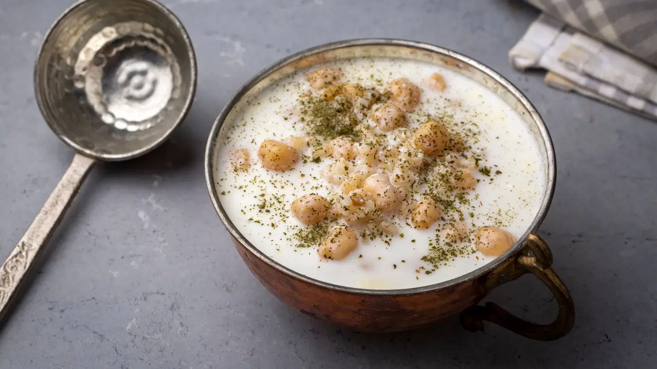 Sıcaklarda iç ferahlatan soğuk ayran aşı çorbası tarifi..