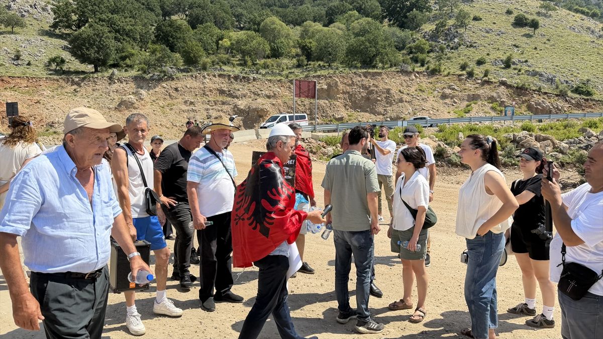 Arnavutluk'ta turizm projelerine karşı Meclis binası önünde gösteri düzenlendi