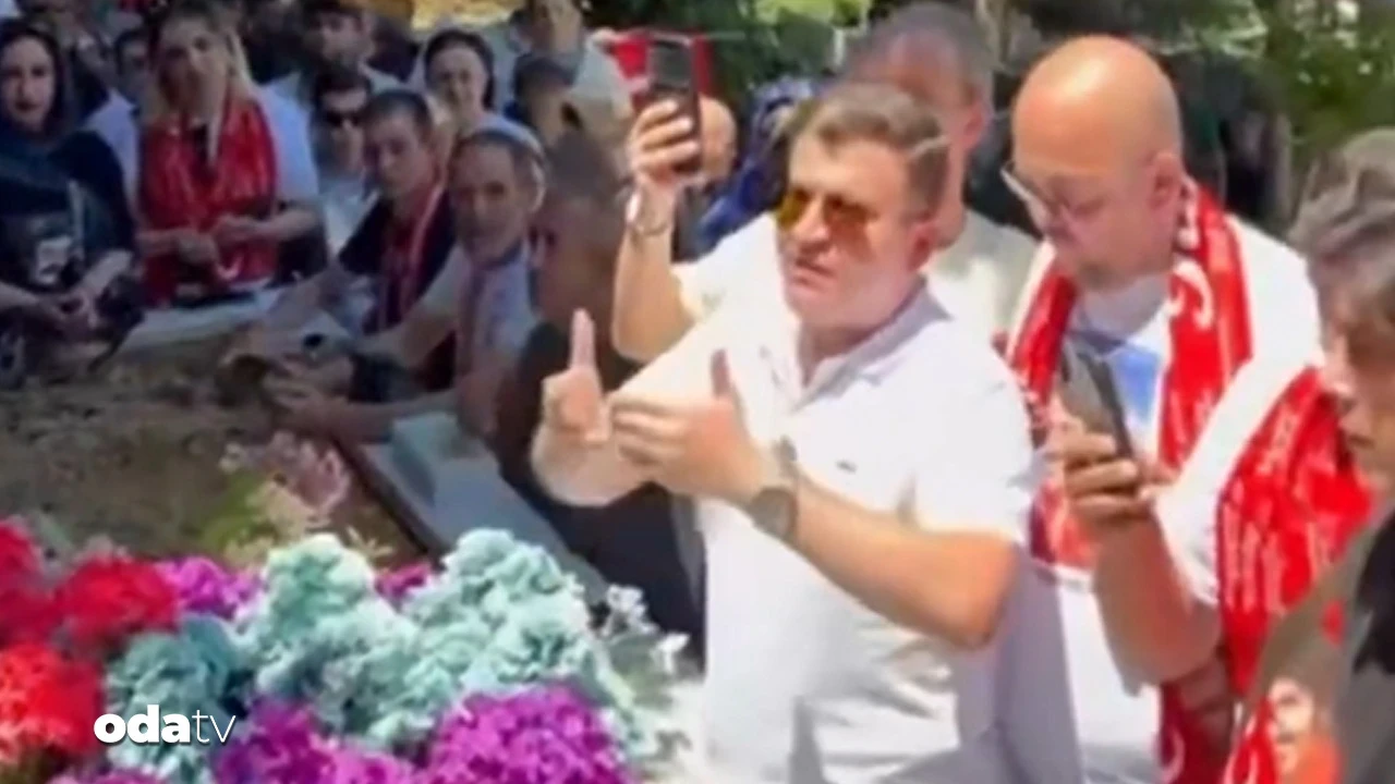 Ferdi Tayfur'un mezarına 'Babalar Günü' akını