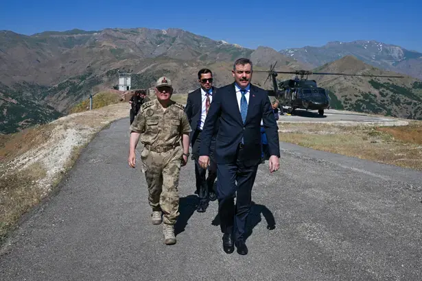 İçişleri Bakanı Çiftçi, Hakkari'de üs bölgesini ziyaret etti