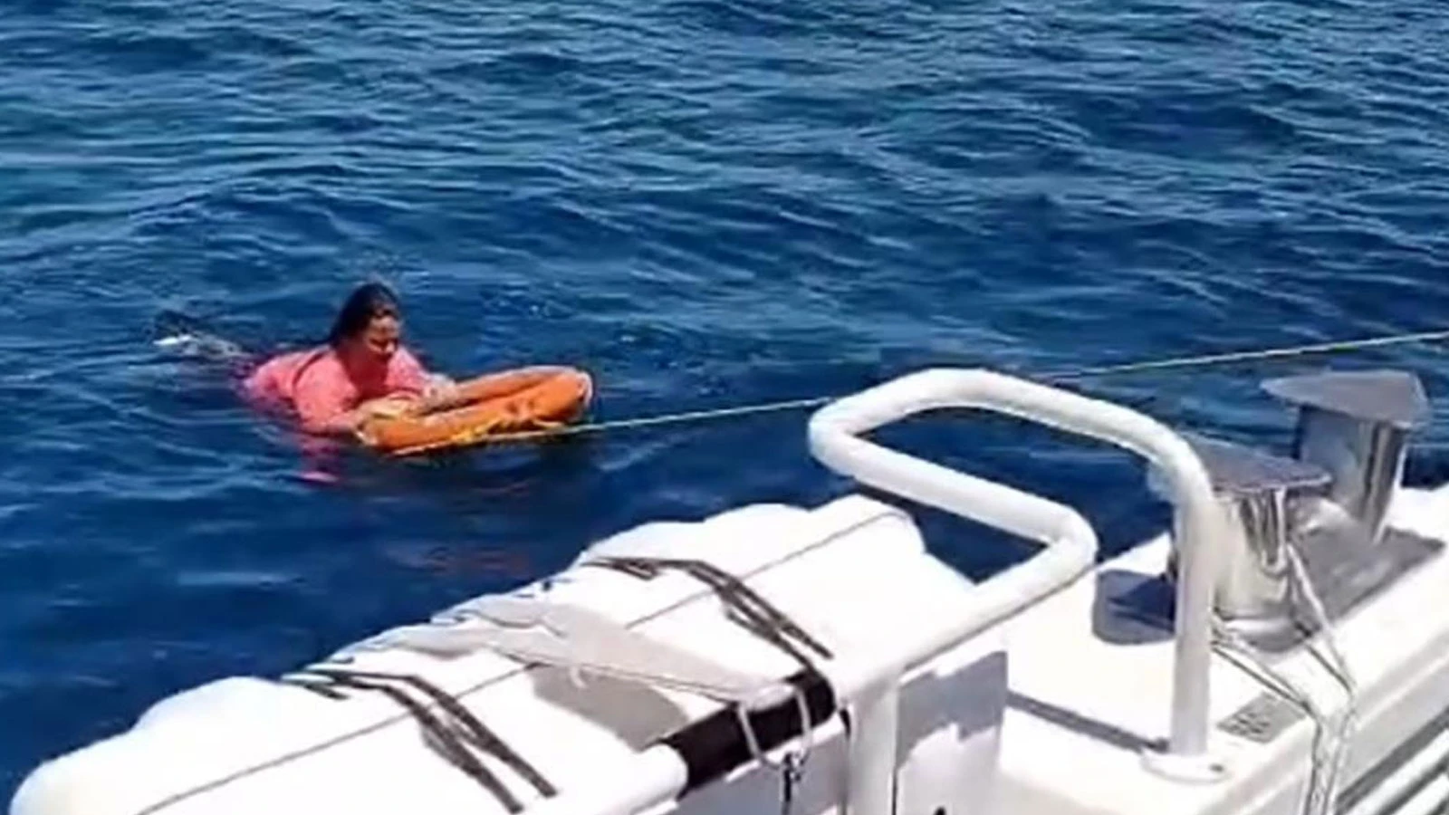 Kuşadası'nda korku dolu anlar! Denizde açığa sürüklenen kadın, deniz polisi tarafından kurtarıldı